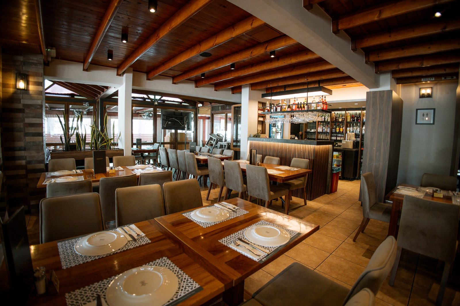 Casual eating, warm hospitality and the authentic Pepperoni atmosphere.